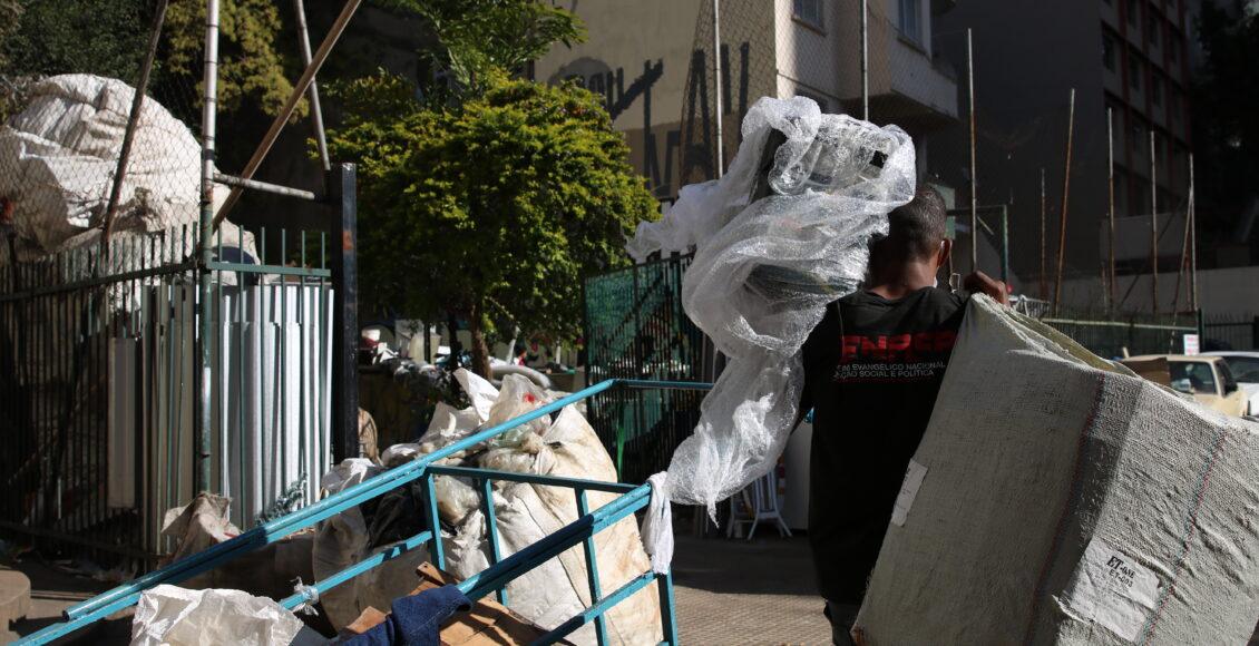 Catadores coletam materiais e embalagens para reciclagem na Avenida Nove de Julho, região central de SP. Foto: Rovena Rosa/ABr