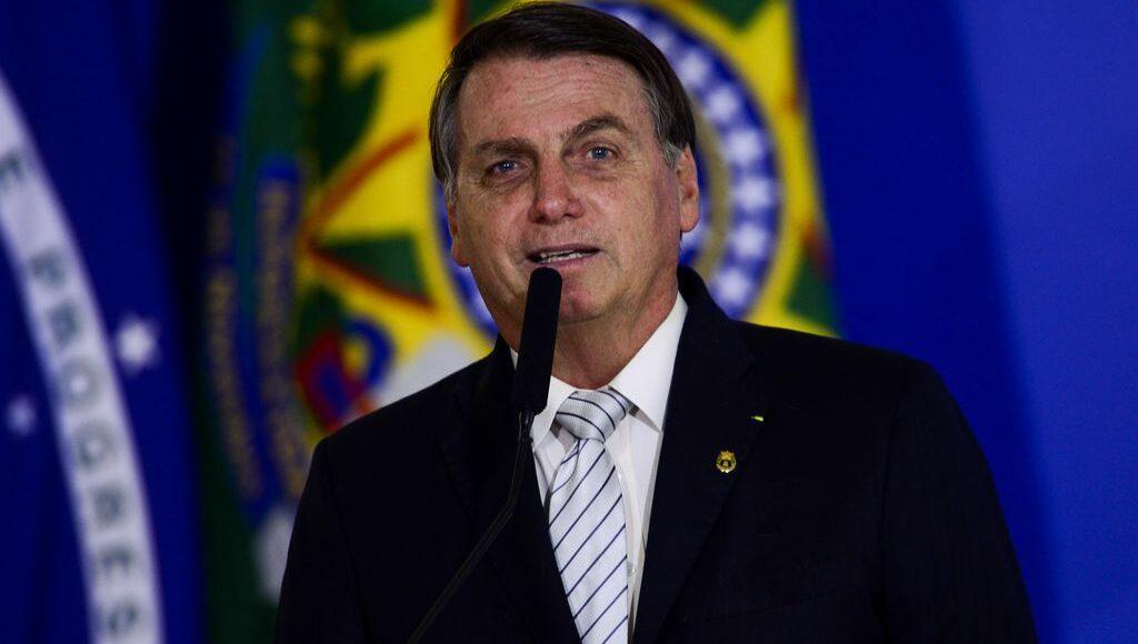 Vacina da China: "povo brasileiro não será cobaia", diz Bolsonaro