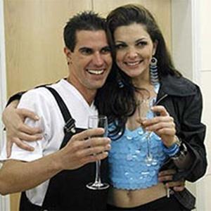 Serginho e luiza, de a fazenda 12, em casa dos artistas