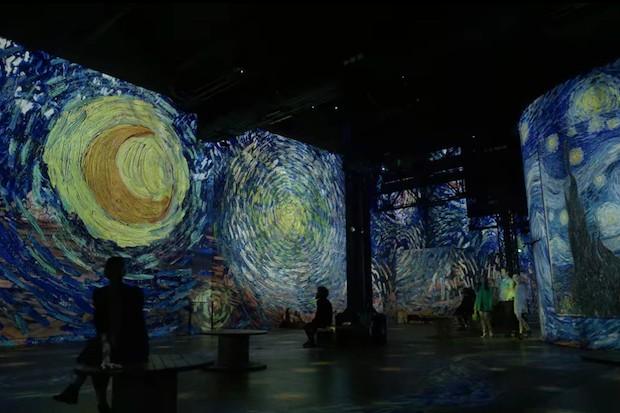 Exposição de van gogh no atelier des lumières