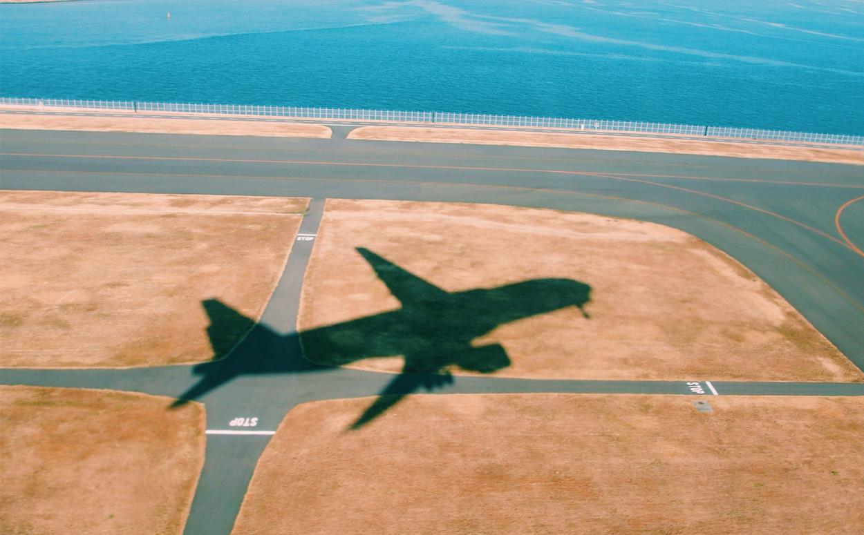 Imagem mostra a sombra de um avião