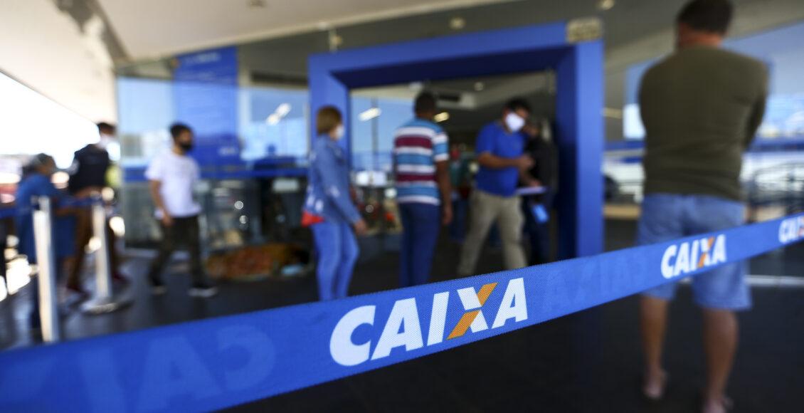 Fila para entrada em agência da Caixa. Auxílio emergencial