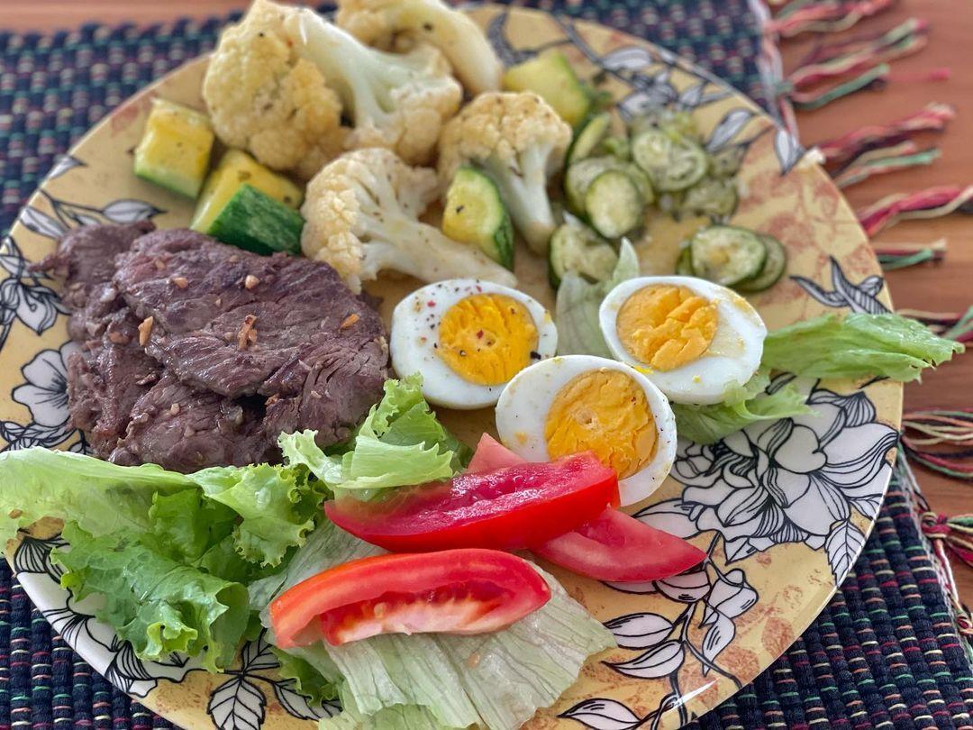 Imagem mostra prato de comida low carb da marilia mendonça