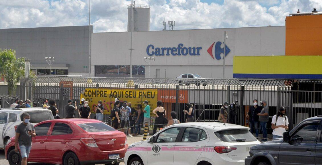 manifestação na frente do Carrefour sobre o Caso João Alberto