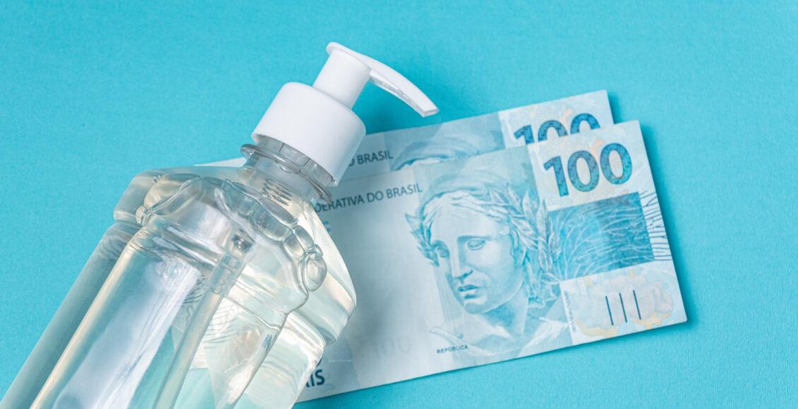 Notas de R$ 100 e álcool gel