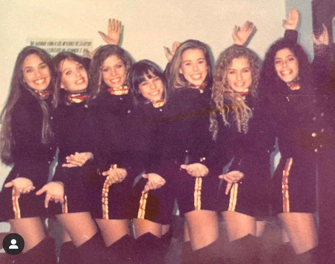 Imagem mostra grupo de paquitas em 1995