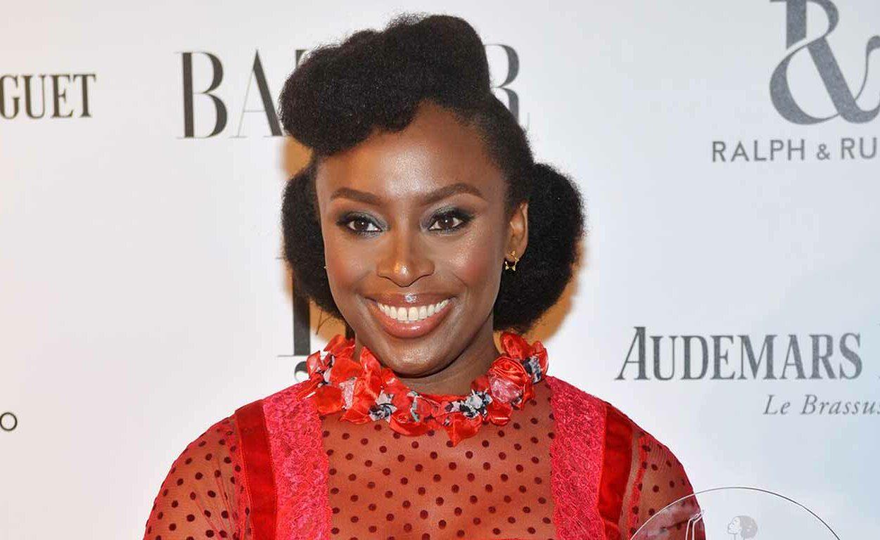 Chimamanda ngozi adichie é eleita a melhor