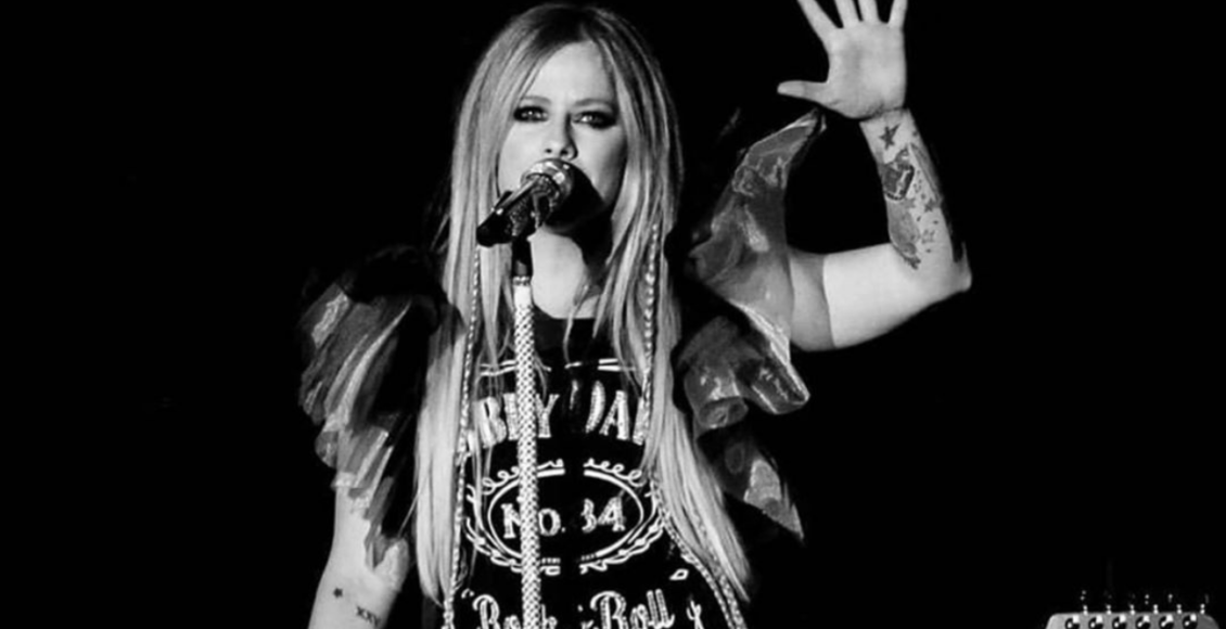 Imagem mostra Avril Lavigne se apresentando