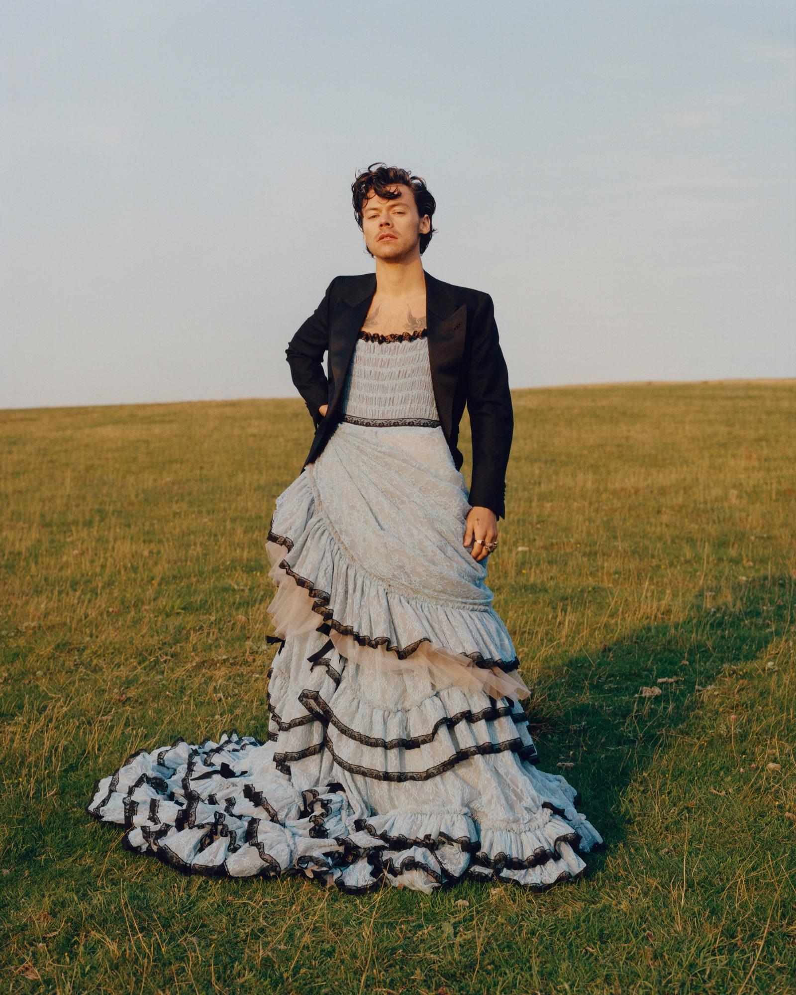 Imagem mostra harry styles usando vestido na vogue