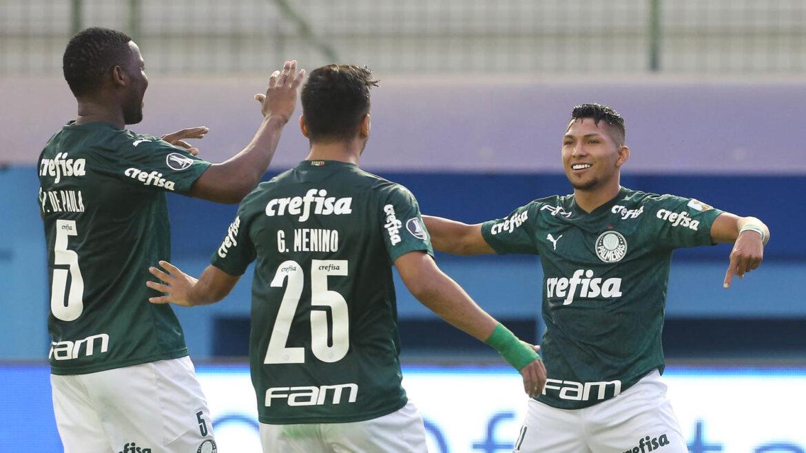 Rony marca segundo do palmeiras no jogo, mas de pênalti