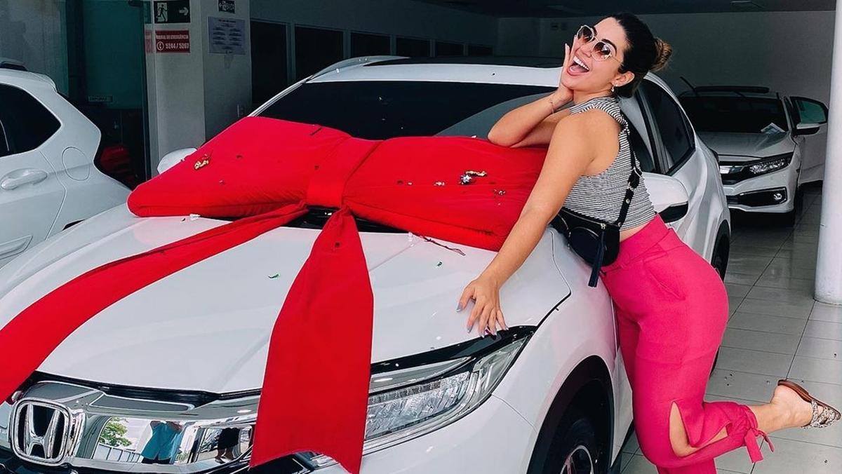 Ex Bbb Vivian Amorim Compra Carro Avaliado Em R 100 Mil Veja Fotos