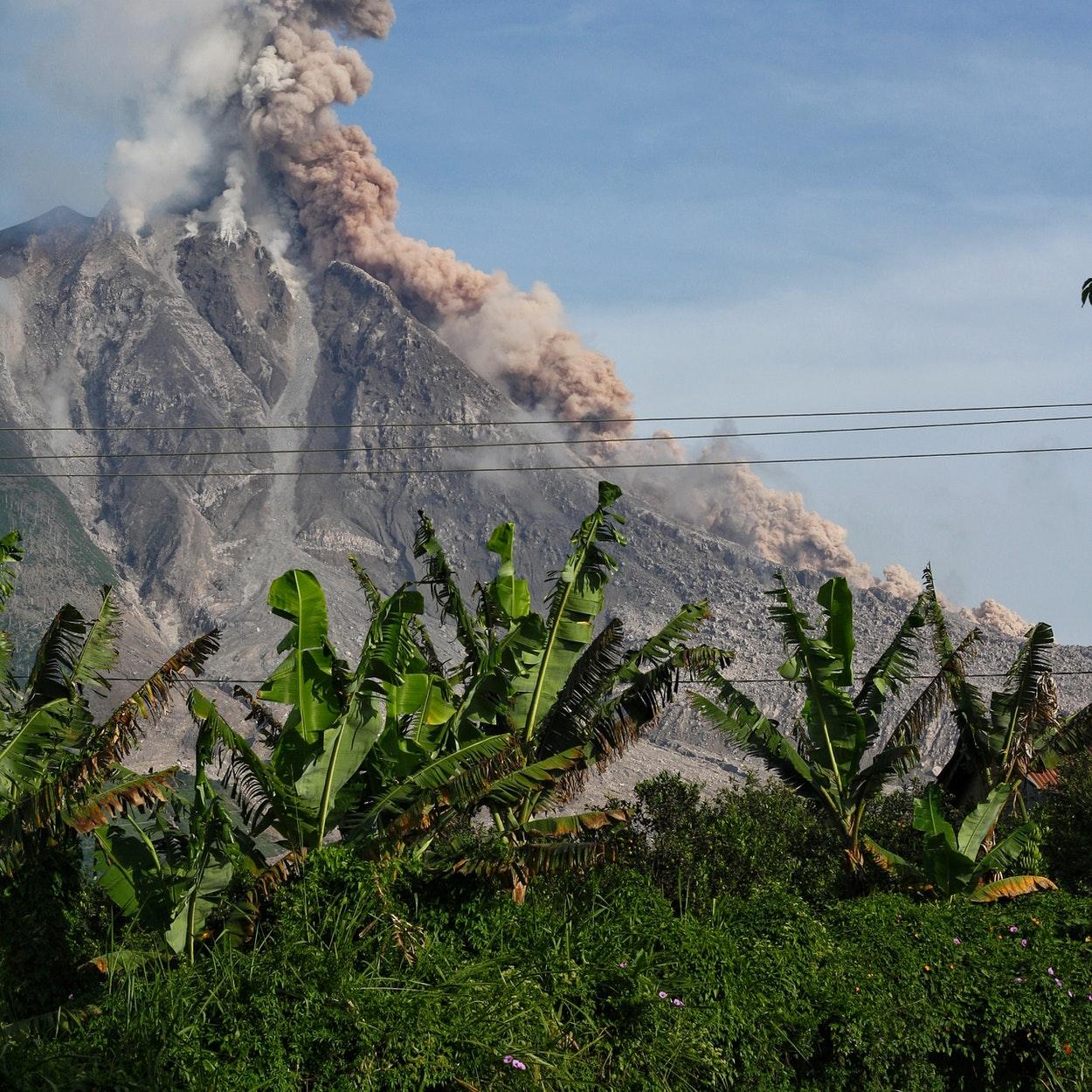 Vulcão entra em erupção na indonésia