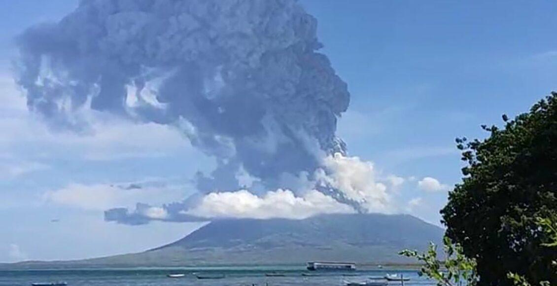 Vulcão entra em erupção na Indonésia