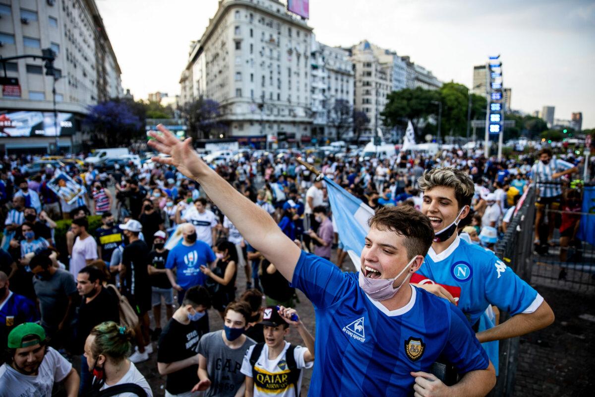 Torcedores invadem as ruas de buenos aires nesta quinta