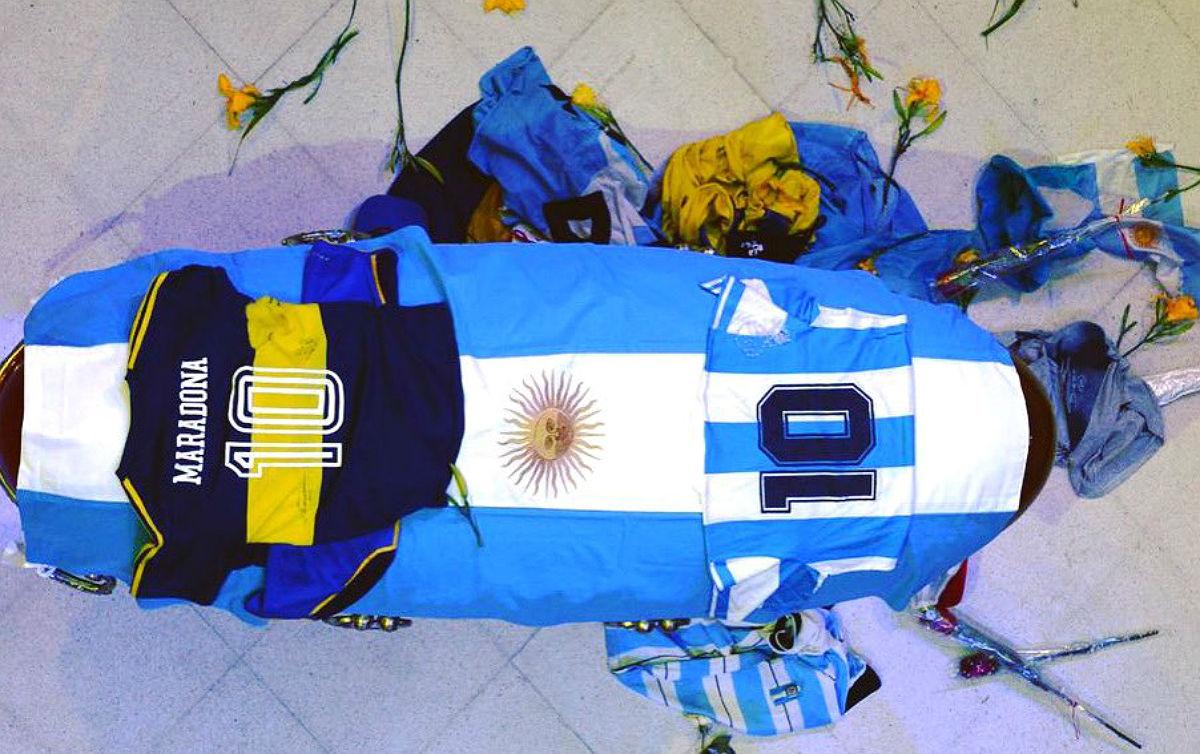 Torcedores então enfeitam caixão de maradona com camisas e flores