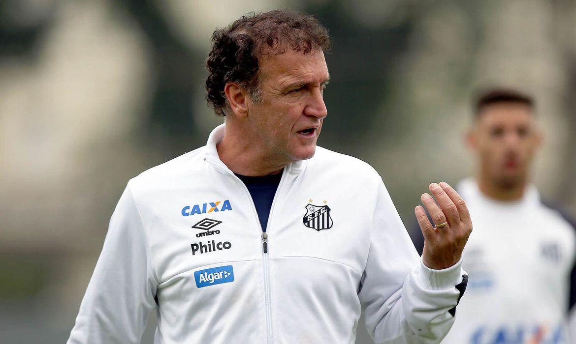 Técnico do santos, cuca, ficou internado por conta do vírus, mas já recebeu alta