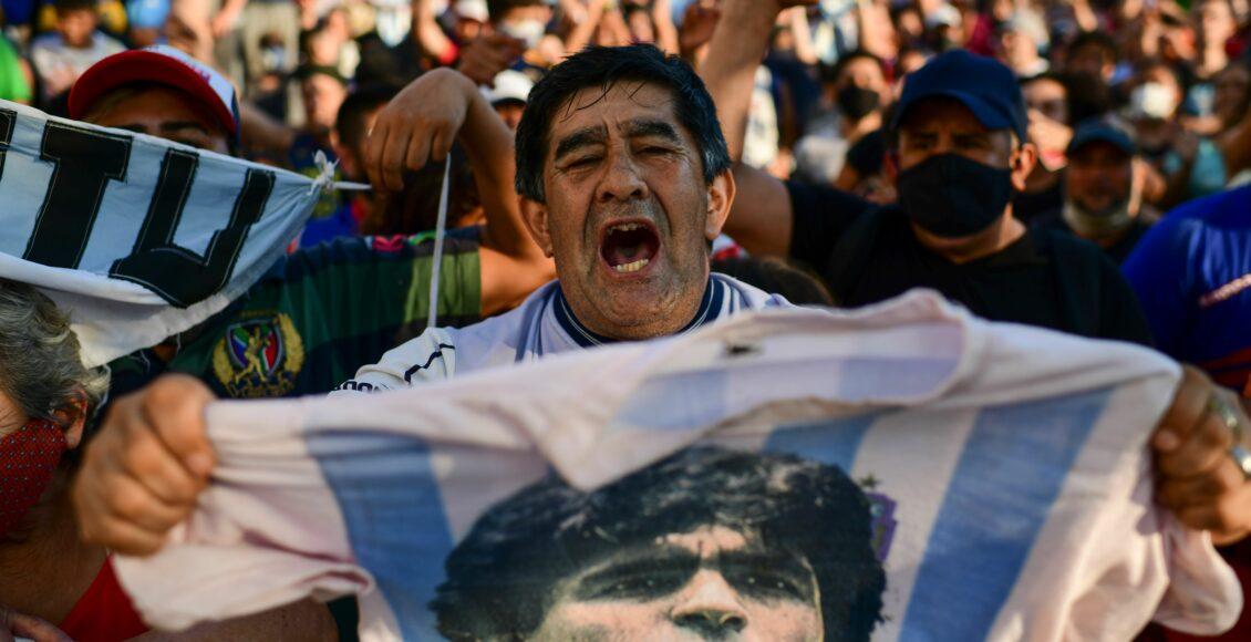 Argentinos se aglomeram pelas ruas argentinas para homenagear Maradona