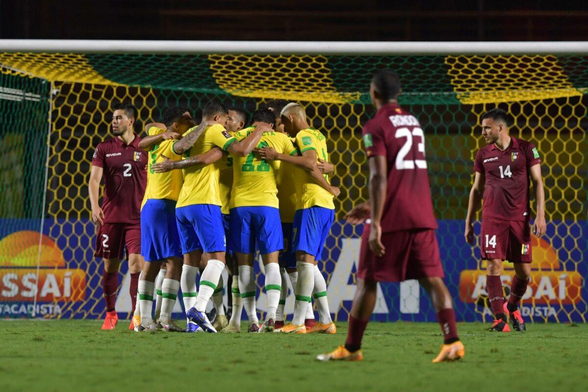 Brasil joga mal, mas garante vitória no morumbi