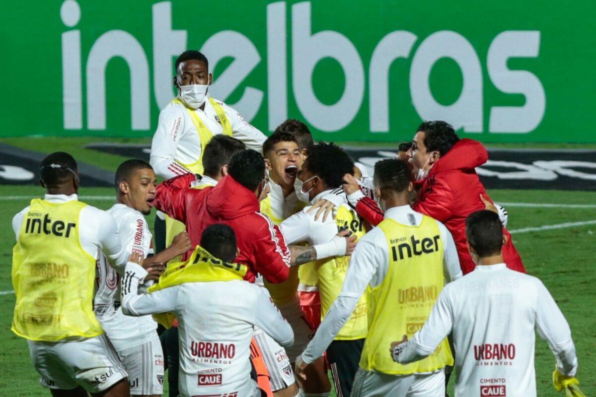 Jogadores do são paulo comemoram gol diante do flamengo