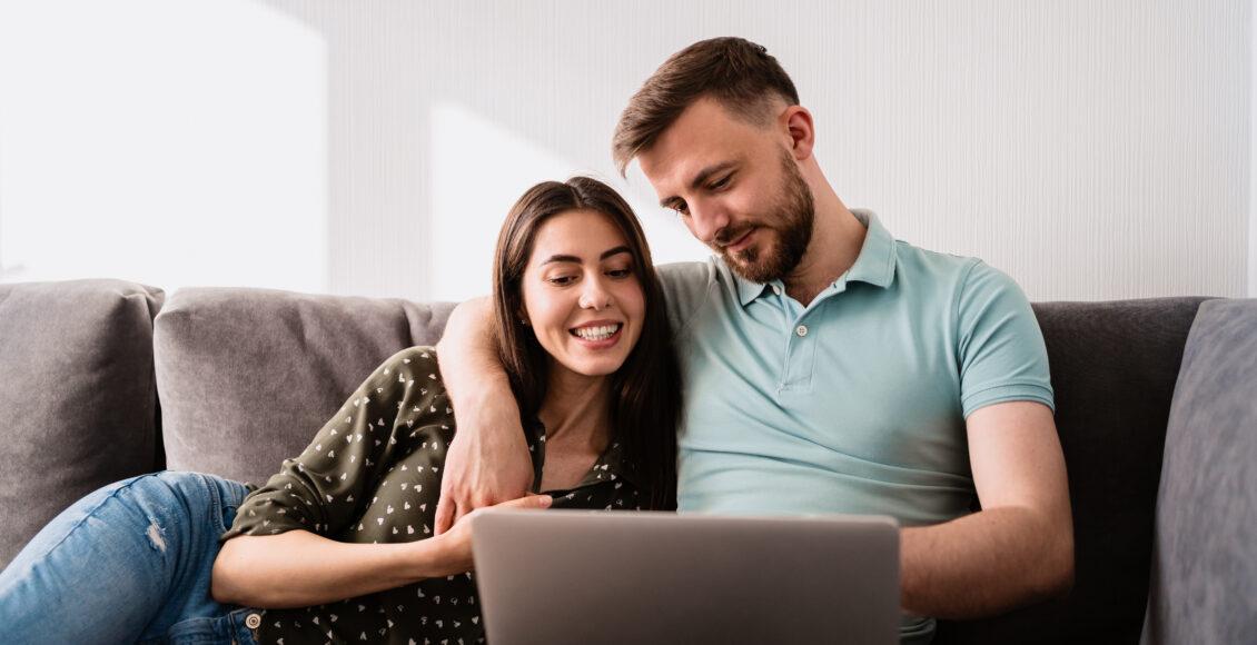 Casal usando computador