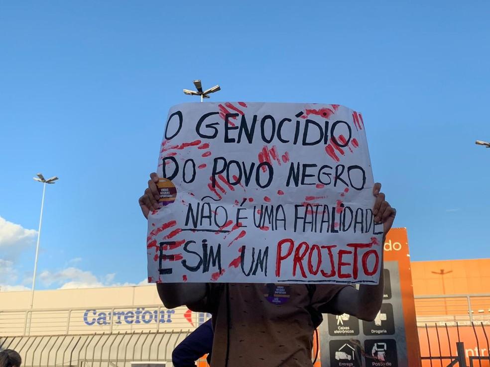 Manifestantes protestos carrefour em porto alegre