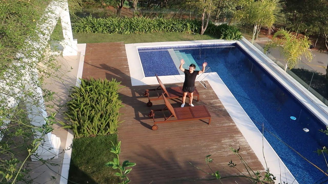 Mega da virada 2020 - a imagem mostra o pyong lee na piscina de sua casa