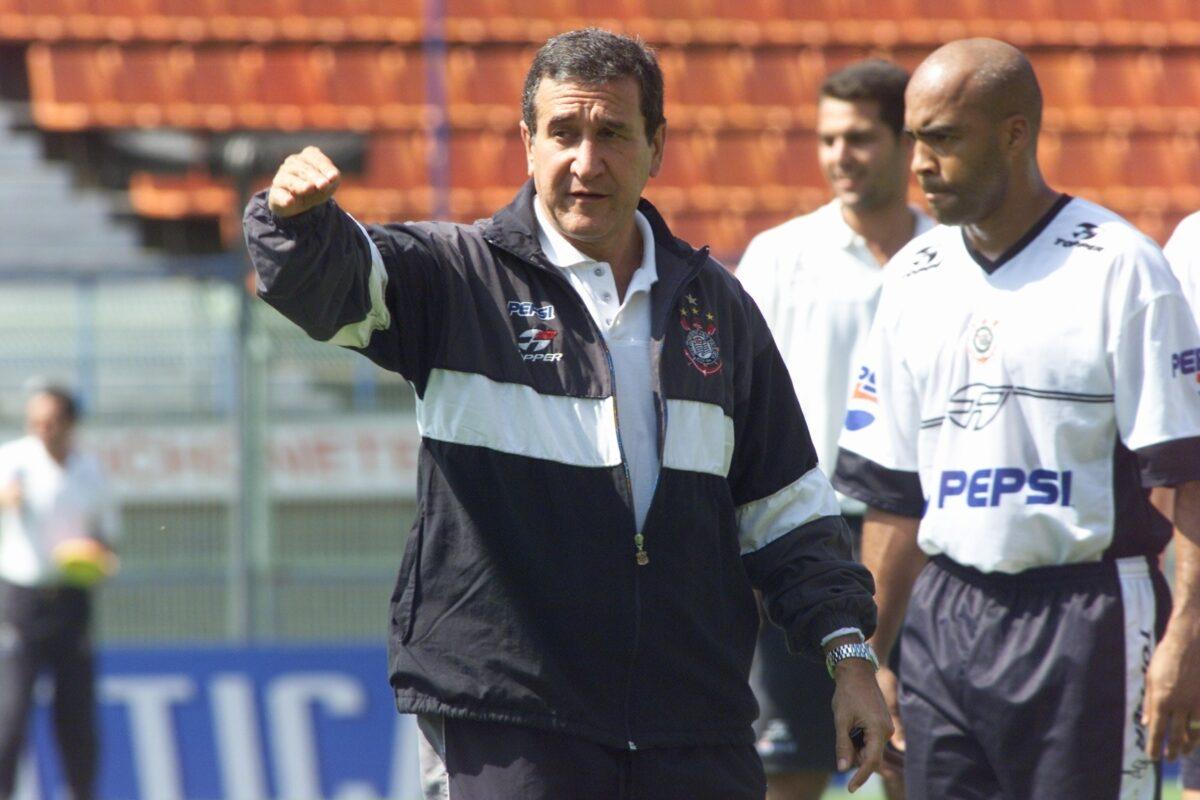 Parreira comandou o corinthians em 2002, mas ano ano seguinte assumiu a seleção