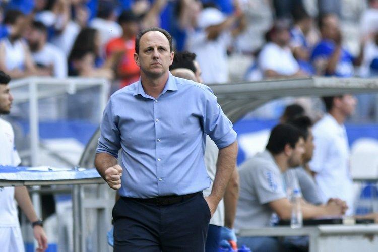 Rogerio ceni estreou no comando tecnico do cruzeiro neste domingo contra o lider santos no mineirao