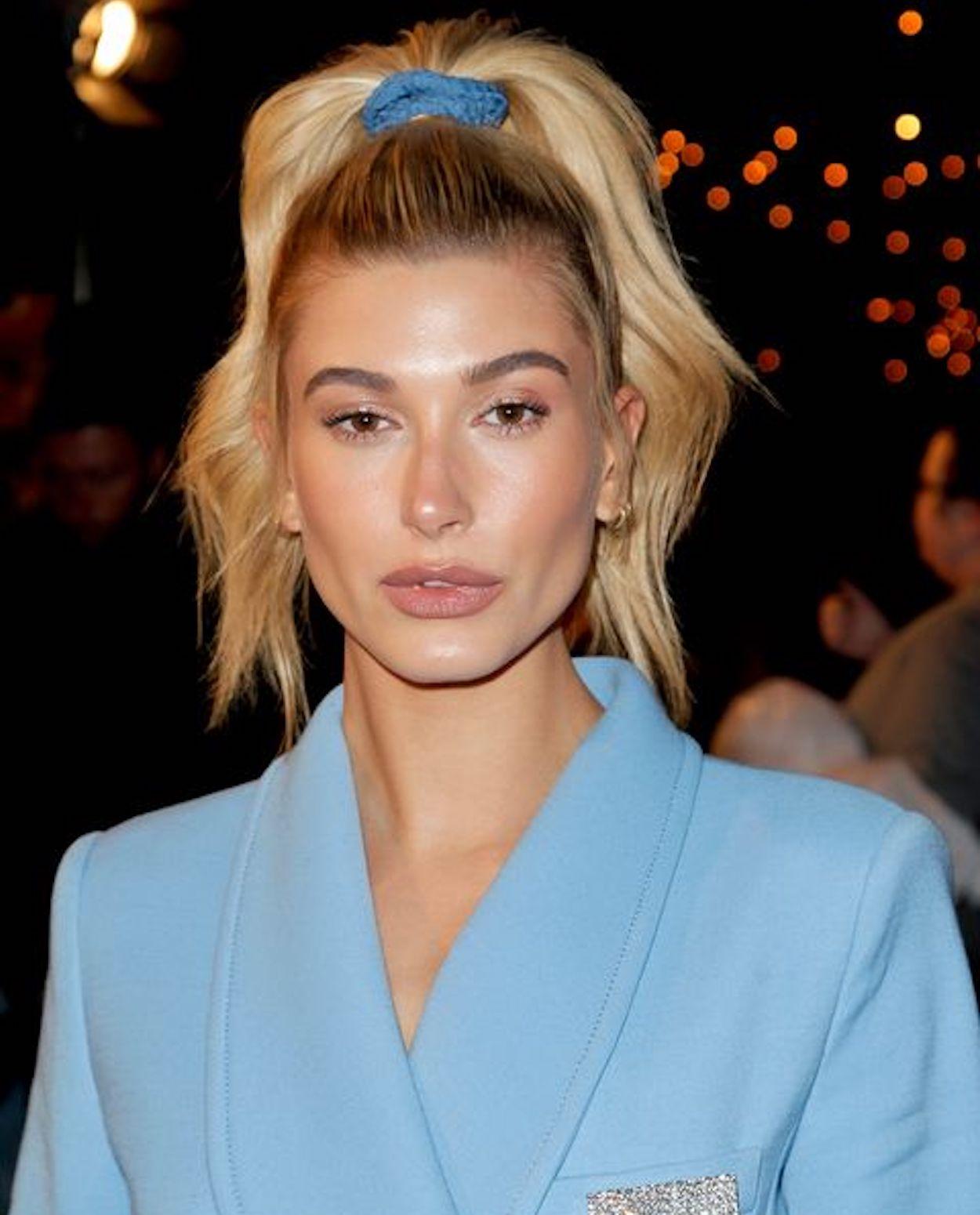 Hailey baldwin usa rabo de cavalo com scrunchie