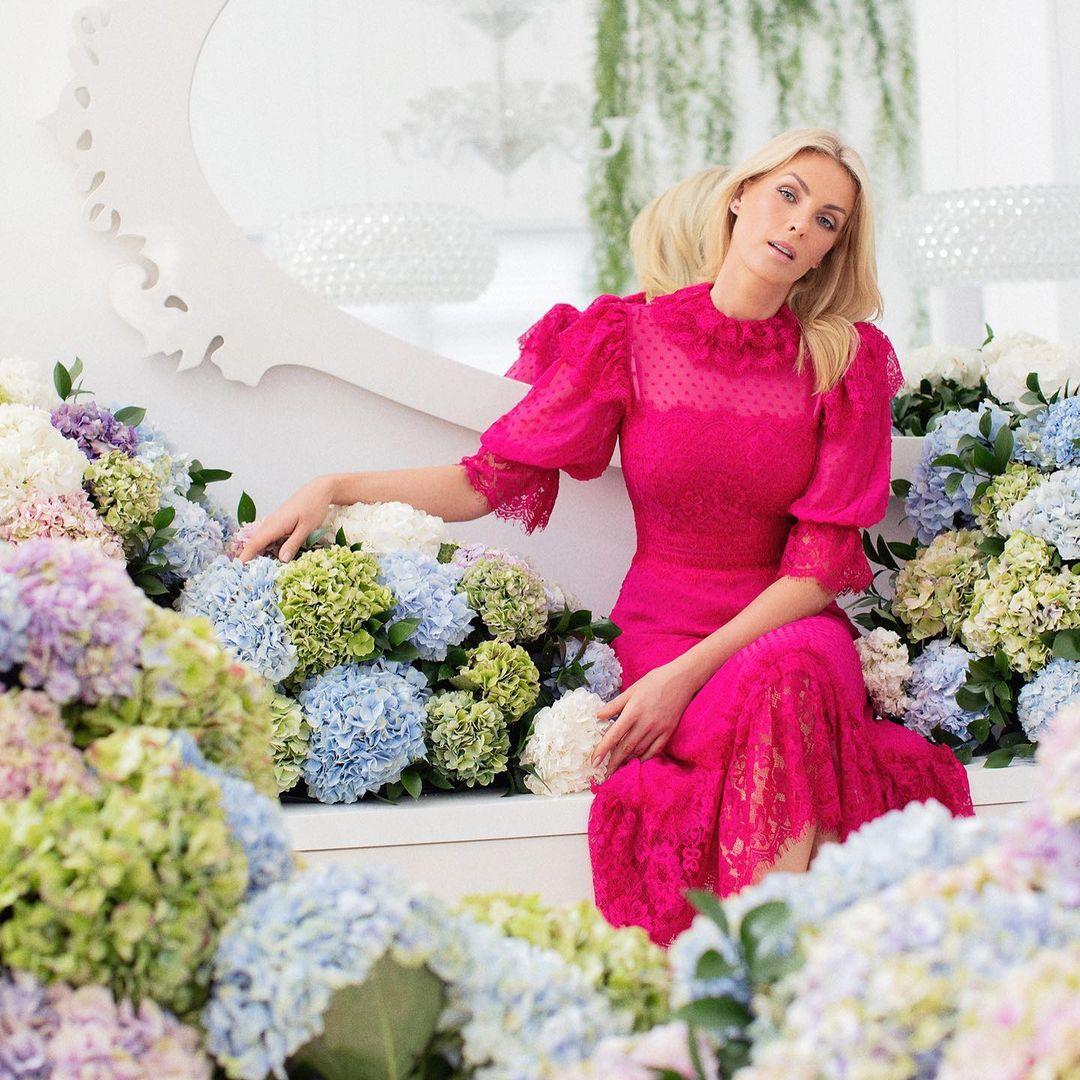 Imagem mostra ana hickmann vestida de rosa