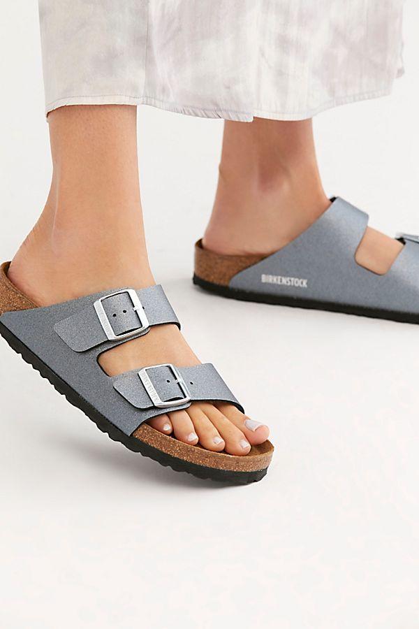 Imagem mostra sandália da birkenstock