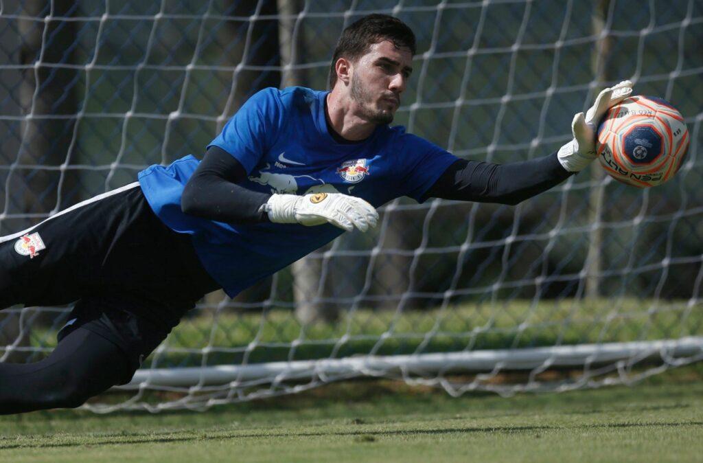 Imagem mostra goleiro do rb bragantino, ceiton.