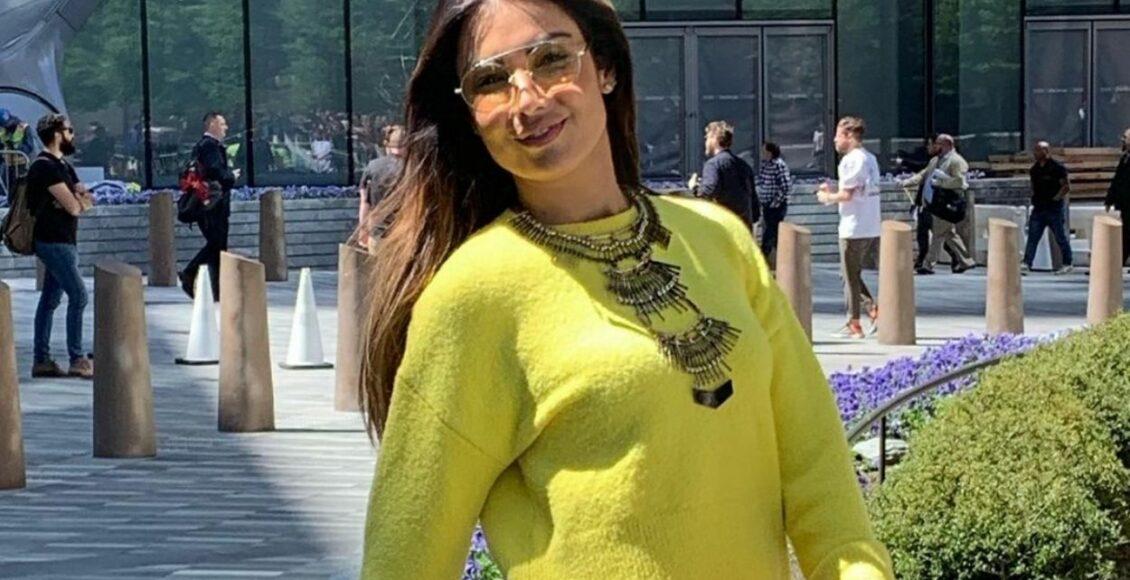 Imagem mostra Patricia Poeta com look amarelo, que foi escolhido pela Pantone como a cor de 2021