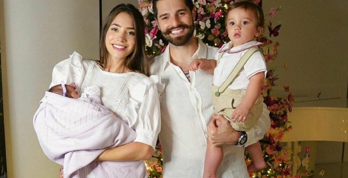 Imagem mostra Dj Alok, Romana Novais e os dois filhos em casa