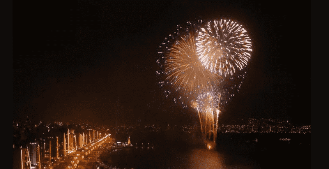 Foto mostra queima de fogos em Florianópolis