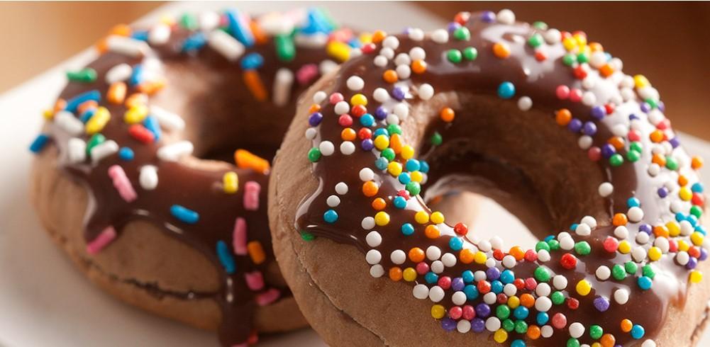 Imagem mostra donuts de achocolatado