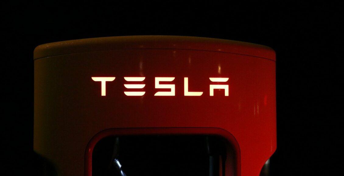 matéria fala sobre o resultado da Tesla no primeiro trimestre de 2021 ue teve ganho recorde para o trimestre