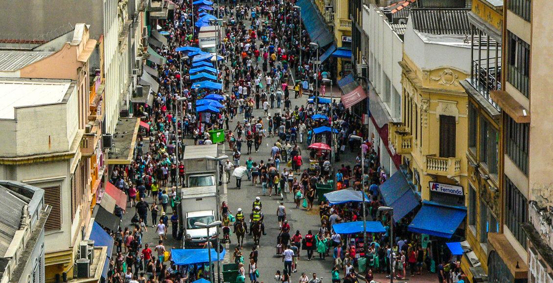 Comércio de SP retoma atividades econômicas e ruas voltam a ficar movimentadas