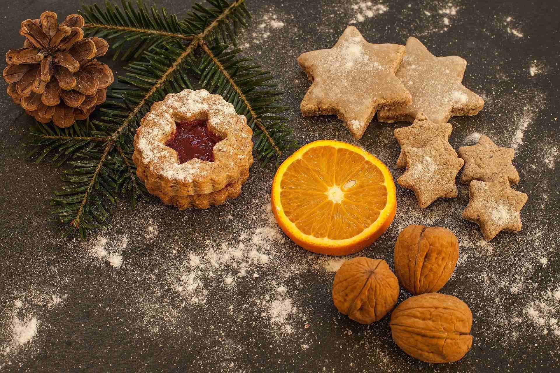 Imagem mostra biscoitos decorados de natal