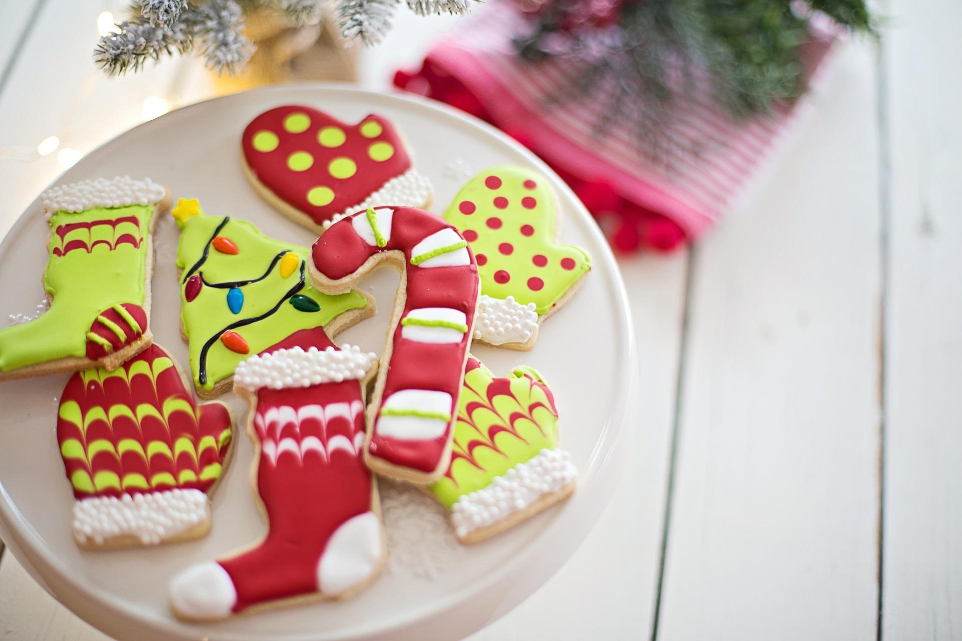 Imagem mostra biscoitos decorados de natal