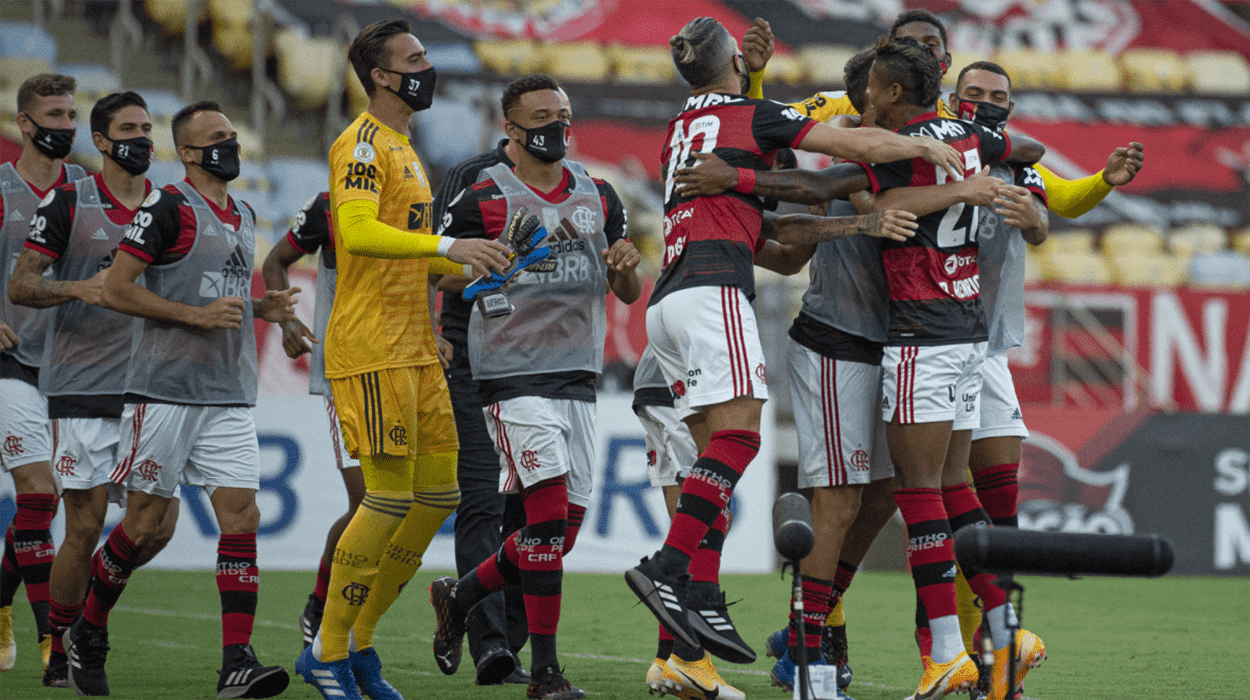 Jogadores do flamengo comemoram gol contra o bahia