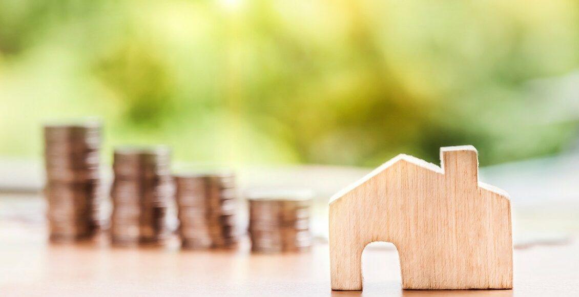 Miniatura de casa e moedas. Fundos imobiliários