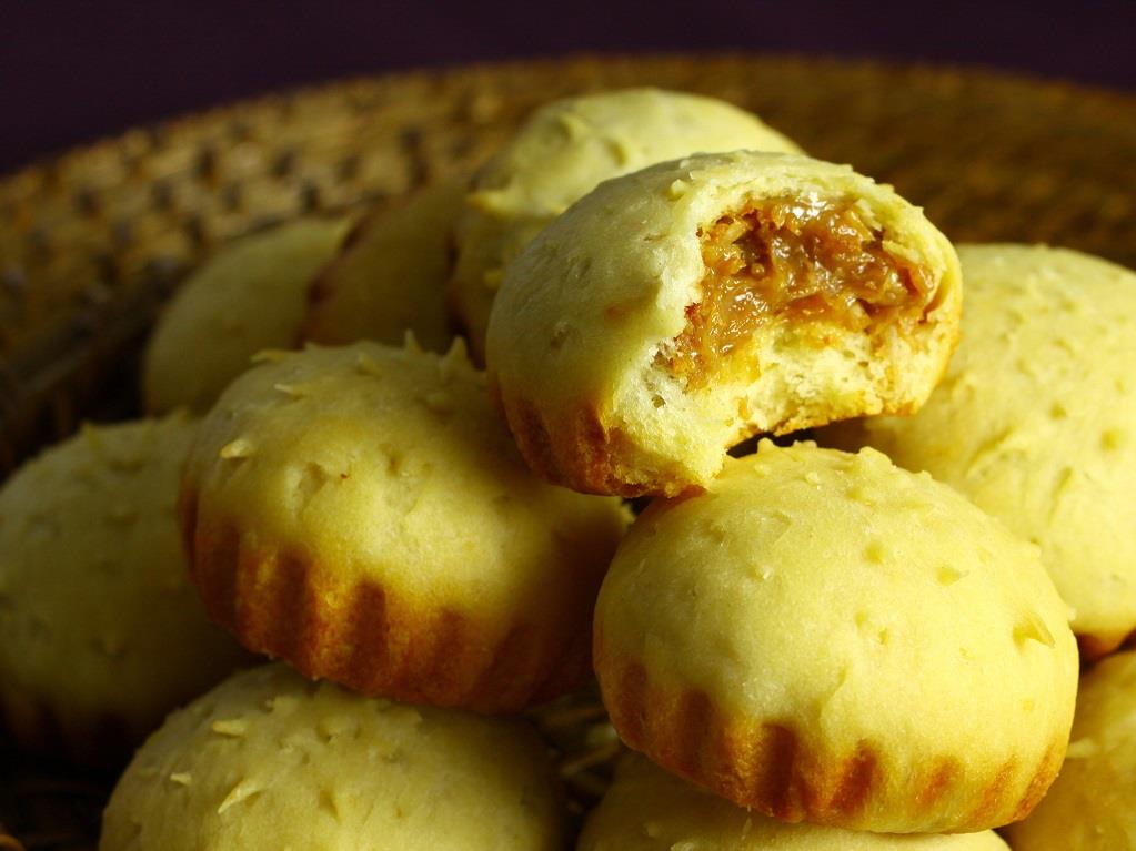 Imagem mostra pão recheado com doce de leite e coco