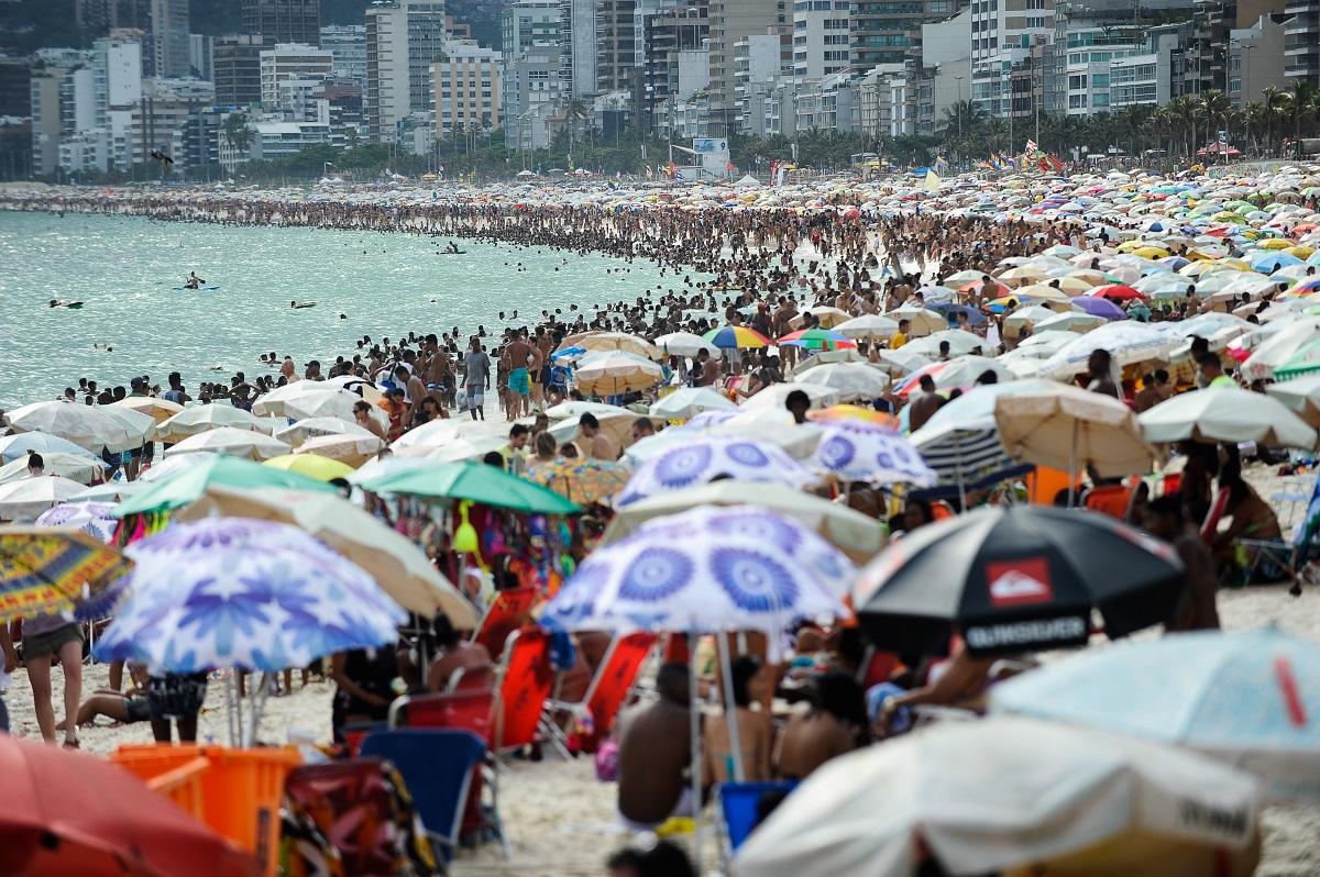 Verão no rio: banhistas ocupam toda a faixa de areia