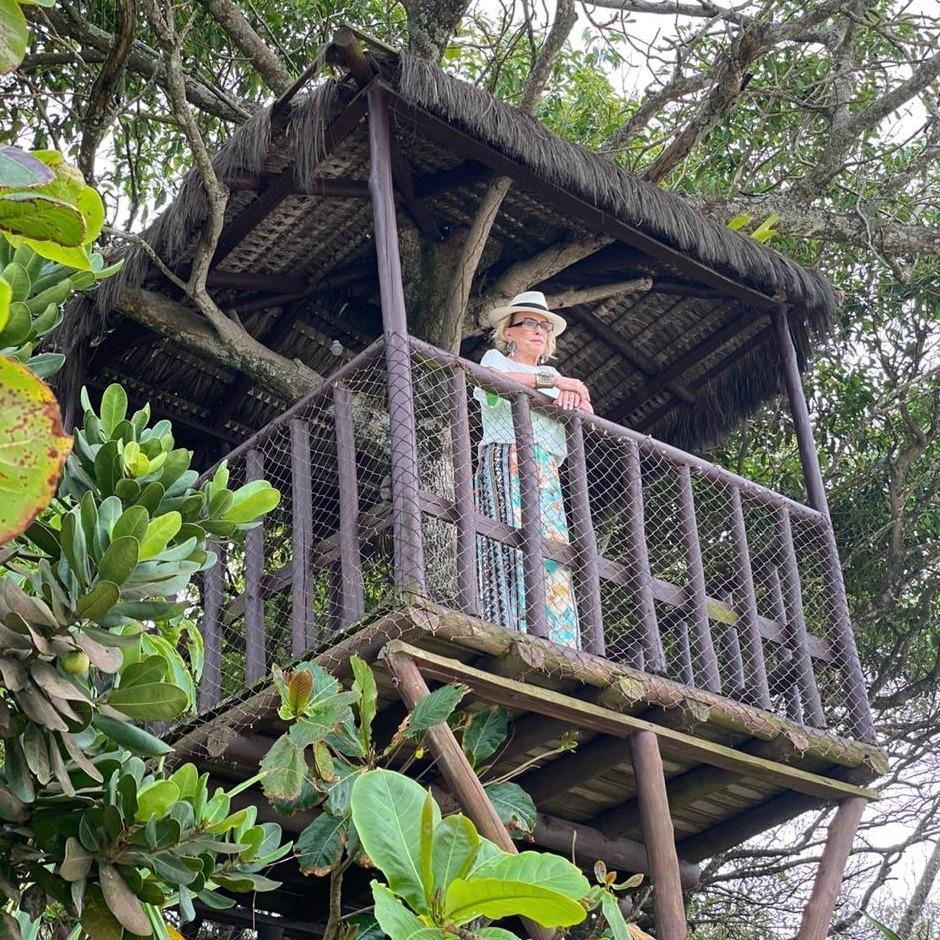 Imagem mostra ana maria braga na casa de praia