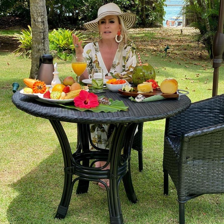 Imagem mostra ana maria braga na casa de praia