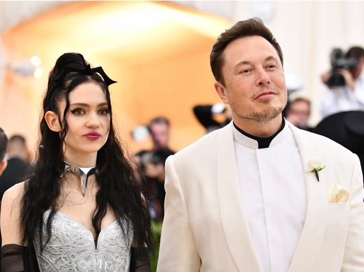 Imagem mostra grimes em matéria sobre família de elon musk