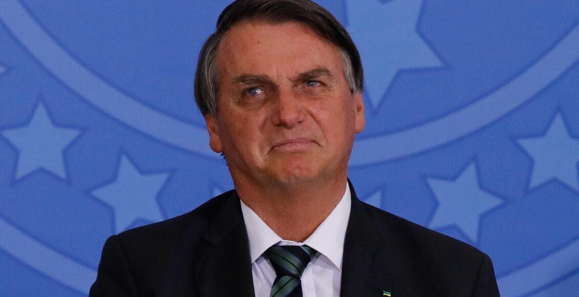 iimagem mostra bolsonaro em matéria sobre avião que atrasará busca de vacinas na índia