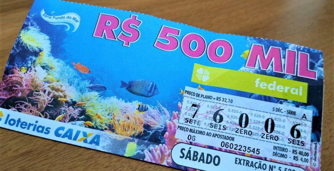 A imagem mostra um bilhete da loteria Federal