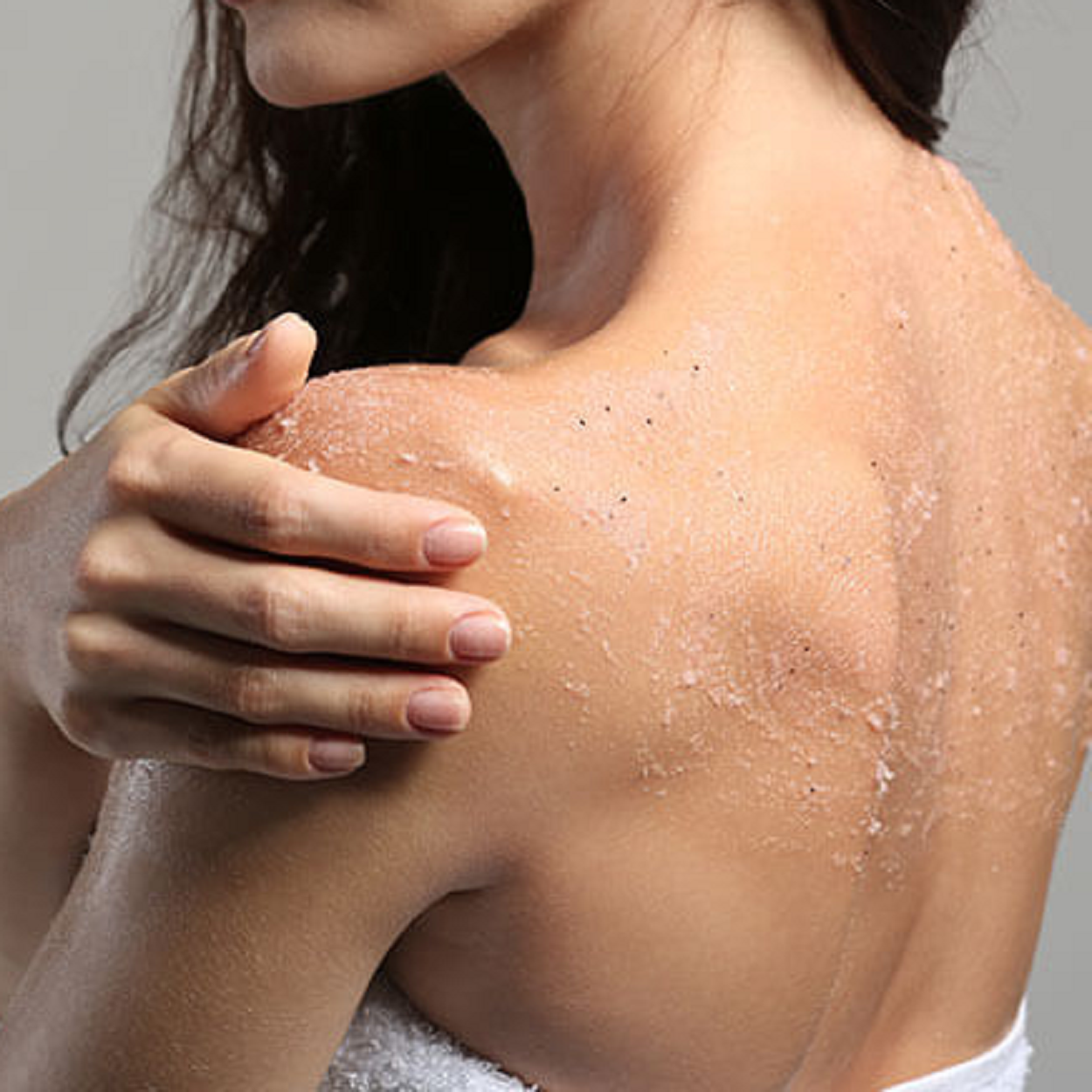 Esfoliar a pele para remover autobronzeador do corpo